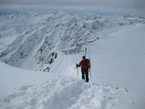 Die letzten Meter zum Gipfel - die Ski am Mann