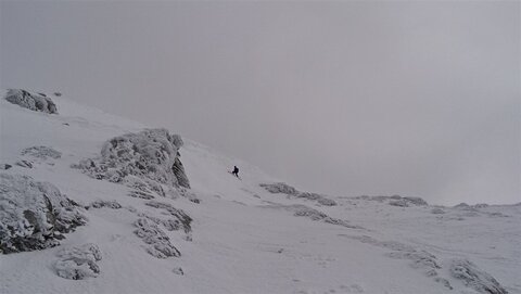 Steile und knusprige Einfahrt