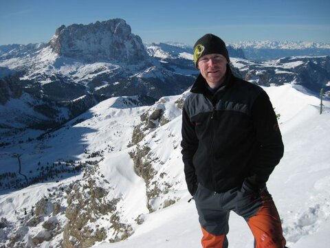 Uwe spielt Taschenbillard vor dem Langkofel