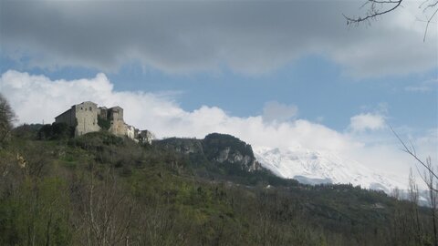 Caramanico von unten, mit Monte Amaro im Hintergrund