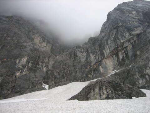 Die Wand - Oberhalb von dem Schneefeld ist der Einstieg