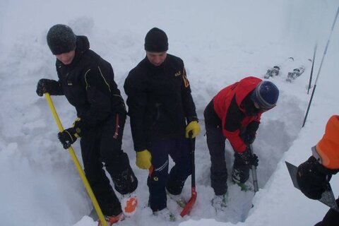 Schneeprofil graben mit dem Landesleiter Estolf Müller - wieder was gelernt!