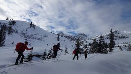 Rechts das Ziel mit schönem Gipfelhang
