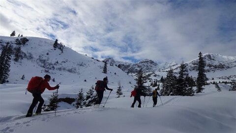 Rechts das Ziel mit schönem Gipfelhang