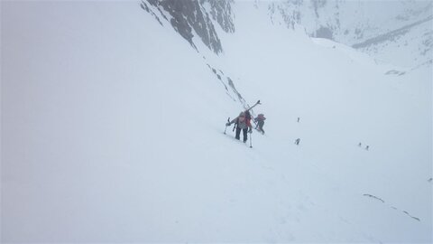 Noch steiler -> Ski tragen