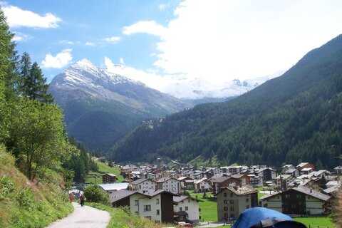 Saas Grund mit Blick auf Saas Fee - Los geht's