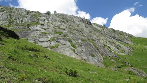 Felswand - sogar mit Kletterrouten