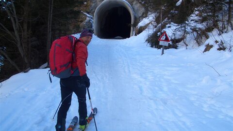 Rein in den Tunnel