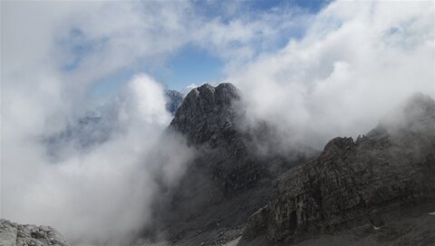 Die Watzmannfrau blitzt durch die Wolken