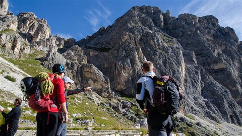 Die Pyramide - rechts unten die Einstiege