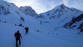Vor uns der Tschachaun, der Hang rechts ist aber lohnender