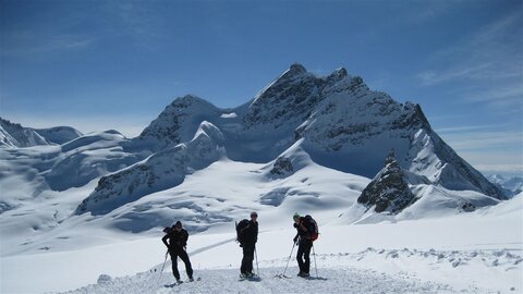 Am Gletscher - hinten die Jungfrau