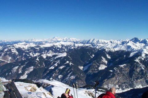 Wenig Schnee im Tal - Hinten der Dachstein