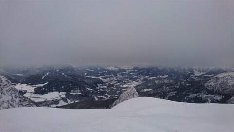 Knapp unter den Wolken