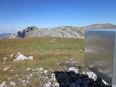 Seltsame Gipfelkiste am Hochkogel und Blick auf das letzte Ziel für heute