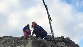 Heidi kraxelt bis zum Gipfelkreuz
