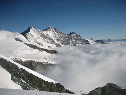 Grandiose Fernsicht über den Wolken: Alphubel, Täschhorn und Dom