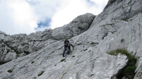 Endlich richtig, rechts oben auf der Platte neben dem Riß die Schlüssellänge