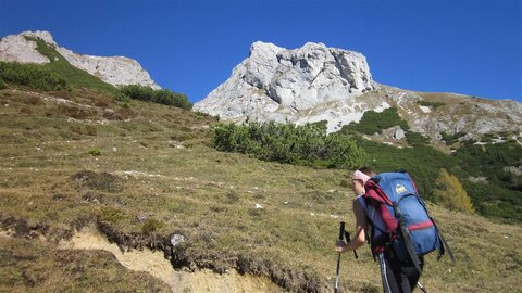 Am Weg - der Westpfeiler im Hintergrund