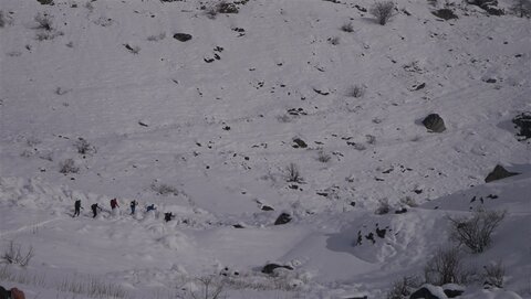 Weiter Weg mit wenig Schnee am Anfang