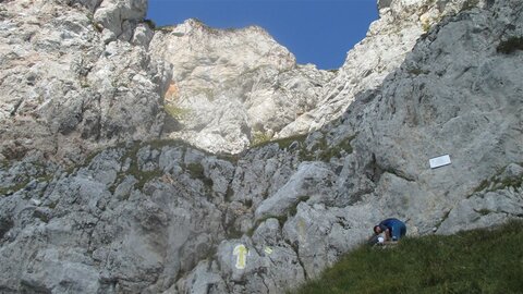 Einstieg vom Reißtalersteig mit Gedenktafel zum Ursprung der Bergrettung