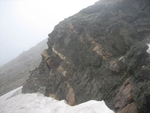 Nochmal der Felsabhang - im Winter war zum Glück mehr Schnee...