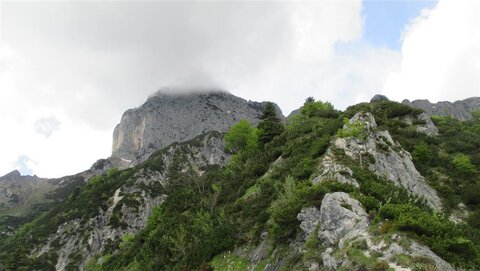 Schon wieder in Wolken der Hügel