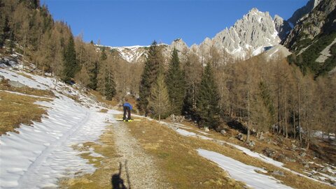 'Nach der Bachlalm gehts mit Ski' - naja...