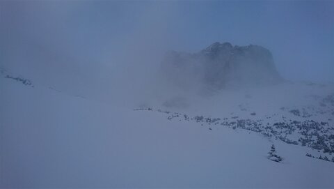 Ein kurzes Aufklaren gibt den Blick auf den Tauernkogel frei