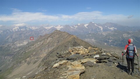 Im roten Kreis ist das Hochtor - ganz schön weit!