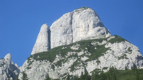 Links der Salzburger Pfeiler mit dem Deyekamin