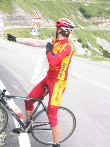 Alex fährt vor und zieht in aller Ruhe seine Regenjacke an