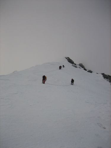 Die anderen Seilschaften, der Gipfel schon in Wolken