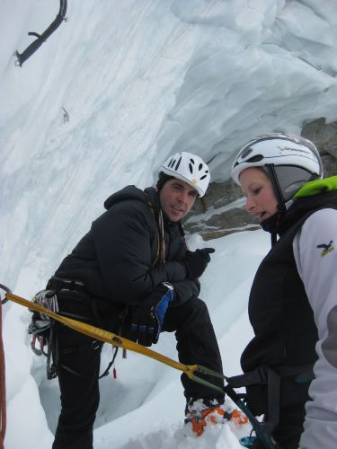 Eisschraube eindrehen, Eissanduhr bauen - der Hansjörg hat sich echt Mühe gegeben mit uns...