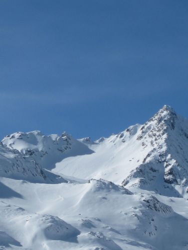 Das wär das Ziel gewesen - links am Gletscher unsere Spuren