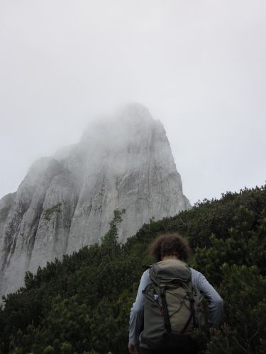 Im Nebel taucht das Ziel auf