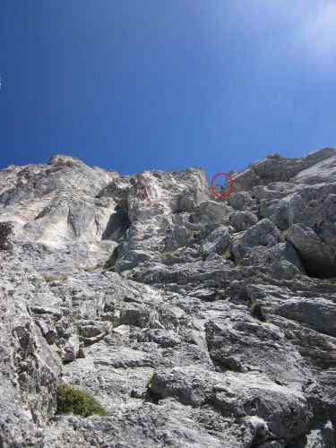 Der obere teil der Route mit einer Seilschaft am letzten Stand - zuerst gehts links in den Kamin, dann quert man ausgesetzt in den rechten Kamin