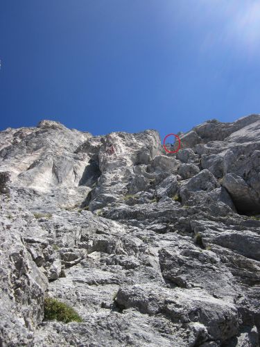 Der obere teil der Route mit einer Seilschaft am letzten Stand - zuerst gehts links in den Kamin, dann quert man ausgesetzt in den rechten Kamin